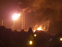 V priemyselnom parku v Nemecku horí rafinéria. 