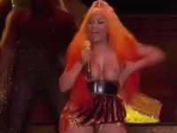 Nicki Minaj na pódiu vypadli prsia. 