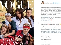 Titulná stránka magazínu Vogue, na ktorej pózujú Beckhamovci bez otca Davida, ale zato so štvornohým miláčikom. 