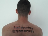 Na snímke je farár Michal Lajcha s vytetovaním žalmom 23 v hebrejskom jazyku.  
