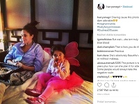 Internetom koluje fotka, ktorá zachytáva vojvodkyňu Meghan v posteli s jej krstnou dcérou. 