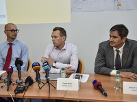 Zľava manažér dopravy D4/R7 Zdeněk Krejčí, technický manažér D4/R7 Tomáš Bežilla, riaditeľ spoločnosti Zero Bypass Limited Jaime Lamela. Zľava manažér dopravy D4/R7 Zdeněk Krejčí, technický manažér D4/R7 Tomáš Bežilla, riaditeľ spoločnosti Zero Bypass Limited Jaime Lamela.