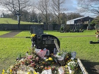 V tomto hrobe leží telo hviezdnej speváčky z kapely The Cranberries. 