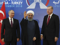 Na snímke zľava ruský prezident Vladimir Putin, iránsky prezident Hasan Rúhání a turecký prezident Recep Tayyip Erdogan Na snímke zľava ruský prezident Vladimir Putin, iránsky prezident Hasan Rúhání a turecký prezident Recep Tayyip Erdogan