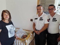 Polícia pomohla vodičovi, ktorý sa ponáhľal s rodiacou manželkou do nemocnice Polícia pomohla vodičovi, ktorý sa ponáhľal s rodiacou manželkou do nemocnice