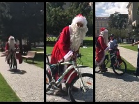 Mikuláš prechádzkami po Landererovom parku na Šafárikovom námestí v Bratislave. Mikuláš prechádzkami po Landererovom parku na Šafárikovom námestí v Bratislave.