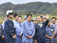 Japonský premiér navštívil oblasť postihnutú zemetrasením Japonský premiér navštívil oblasť postihnutú zemetrasením