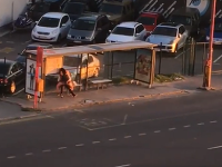 Dvojica súložila vo Vrakuni na zastávke. Dvojica súložila vo Vrakuni na zastávke.