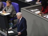 Nemecký minister vnútra Horst Seehofer počas prejavu s nemeckom parlamente. Nemecký minister vnútra Horst Seehofer počas prejavu s nemeckom parlamente.