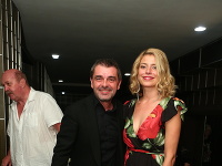 Peter Kočiš so svojou priateľkou Mirkou na premiére v divadle.