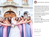Barbora Rakovská so svojimi družičkami, ktoré ju prekvapili rovnakými šatami a kvetinovými venčekmi.