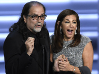 Glenn Weiss sa na odovzdávaní cien Emmy Awards postaral o poriadne šokujúci moment. Glenn Weiss sa na odovzdávaní cien Emmy Awards postaral o poriadne šokujúci moment.