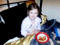Posledná fotka Mylee († 8), ako sedí otcovej posteli a je pizzu.