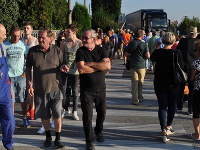 Obyvatelia Trnavy – Modranky dnes podvečer na hodinu zablokovali dopravu na ceste