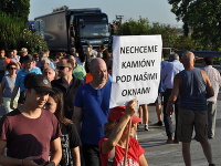 Obyvatelia Trnavy – Modranky dnes podvečer na hodinu zablokovali dopravu na ceste Obyvatelia Trnavy – Modranky dnes podvečer na hodinu zablokovali dopravu na ceste