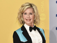 Olivia Newton-John opäť bojuje so zákernou rakovinou. Olivia Newton-John opäť bojuje so zákernou rakovinou.