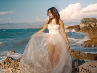 Eliška Rusková sa v  bielom body a priehľadnej sukni objavila aj vo videoklipe.