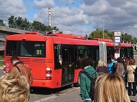 Cestujúci museli vystúpiť z autobusu. Cestujúci museli vystúpiť z autobusu.