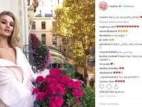 Rosie Huntington-Whiteley si chvíle v Paríži užíva. 