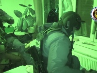 Zábery zo zásahu polície v Kolárove, kde zadržali podozrivého Tomáša Sz. z vraždy Jána Kuciaka a Martiny Kušnírovej.