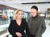 Speváčka Emma Drobná prišla do spoločnosti spolu s priateľom Štepánom Urbanom. Plavovláska pútala pozornosť mokrým lookom.