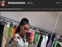 Kim Kardashian sa kúpe v prachoch. 