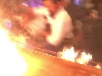 Ohňová šou v známej reštaurácii v Istanbule sa vymkla kontrole.
