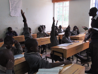 Chlapci v školských laviciach v centre Bocso Boys v Keni.