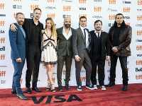 Herci a tvorcovia filmu Hold the Dark na premiére v Toronte. 