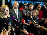Pod ministerkou Sakovou sa trasie stolička. Opozícia žiada jej odvolanie. Pod ministerkou Sakovou sa trasie stolička. Opozícia žiada jej odvolanie.