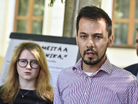 Zástupcovia z iniciatívy Za slušné Slovensko sprava Juraj Šeliga a Karolína Farská. Zástupcovia z iniciatívy Za slušné Slovensko sprava Juraj Šeliga a Karolína Farská.