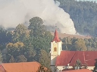 Požiar smetiska v Hnúšti likvidujú niekoľko hodín.