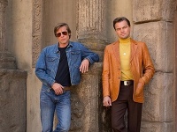 Brad Pitt a Leonardo DiCaprio nakrúcajú film, ktorého dej sa odohráva v 60. rokoch v Hollywoode. Prispôsobené sú tomu aj ich outfity a imidž. 