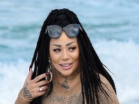 Mutya Buena bola na pláži neprehliadnuteľná. Mutya Buena bola na pláži neprehliadnuteľná.