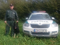 Policajný psovod so službným psom vypátrala nezvestnú ženu. Policajný psovod so službným psom vypátrala nezvestnú ženu.