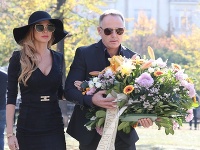 Na pohreb prišla aj Andrea Verešová, ktorá si zlízla kritiku za odhalený dekolt.