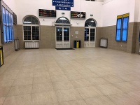 Cestujúci si v novej čakárni na bratislavskej hlavnej stanici nemohol nabiť telefón. 