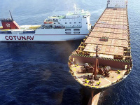 Po zrážke dvoch nákladných lodí unikla do mora nafta