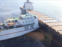 Po zrážke dvoch nákladných lodí unikla do mora nafta