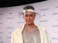 Paviel Rochynak prišiel do spoločnosti opäť v netradičnom outfite. Tentokrát zaujal plastovým klobúkom.