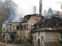 Zámok v Kuneradoch opäť zachvátili plamene. Zámok v Kuneradoch opäť zachvátili plamene.