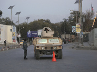 Obyvatelia Afganistanu začali v sobotu hlasovať v parlamentných voľbách, ktoré sa konajú i napriek hrozbám zo strany militantného hnutia Taliban a násiliu počas predvolebnej kampane. Obyvatelia Afganistanu začali v sobotu hlasovať v parlamentných voľbách, ktoré sa konajú i napriek hrozbám zo strany militantného hnutia Taliban a násiliu počas predvolebnej kampane.