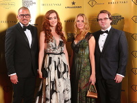 Vladimír Častka zakladateľ Rebuy Stars (vpravo) s manželkou Marinou, bývalou profesionálnou baletkou SND, Petrom Blahom a Hankou Závodnou Miss Slovensko 2017