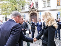 Emmanuel Macron sa zvítal s manželkou českého premiéra.