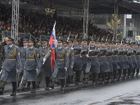 Čestná stráž ozbrojených síl SR počas slávnostnej vojenskej prehliadky