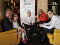 Pavol Lančarič, hostiteľ Plesu v opere, predseda predstavenstva a generálny riaditeľ Orange Slovensko, Ela Šarközyová, Dominik Drdúl, Študentská osobnosť roka 2017 v kategórii právo. Pavol Lančarič, hostiteľ Plesu v opere, predseda predstavenstva a generálny riaditeľ Orange Slovensko, Ela Šarközyová, Dominik Drdúl, Študentská osobnosť roka 2017 v kategórii právo.