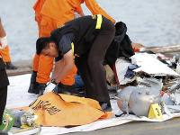 Záchranári pátrajú po možných preživších nehody lietadla spoločnosti Lion Air v Indonézii