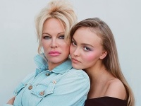 Lily-Rose Depp si zapózovala s Pamelou Anderson. Lily-Rose Depp si zapózovala s Pamelou Anderson.
