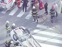 Auto skončilo prevrátené na streche. Auto skončilo prevrátené na streche.