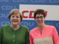 Nemecká kancelárka a líderka  Kresťanskodemokratickej únie (CDU) Angela Merkelová (vľavo) a doterajšia premiérka nemeckej spolkovej krajiny Sársko Annegret Krampová-Karrenbauerová